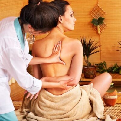 Thai Massage - Eine Fußreflexzonenmassage nach thailändischer Art ist nicht nur eine Wohltat für strapazierte Füße, sondern sorgt im ganzen Körper für Entspannung.